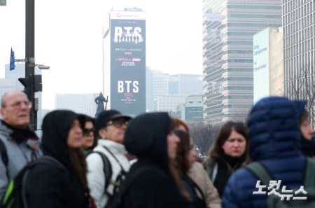 16일 서울 광화문광장에서 바라본 주변 빌딩들에 방탄소년단(BTS)의 컴백 라이브 공연 관련 광고가 나오고 있다.약 3년 9개월 만에 컴백하는 방탄소년단(BTS)의 공연은 오는 21일 오후 8시 광화문광장에서 'BTS 컴백 라이브: 아리랑(ARIRANG)'이라는 타이틀로 개최된다. 공연 안전관리를 위해 경찰력 6500여명이 투입되며 공연 당일 공연장 출입구에는 금속탐지기도 설치돼 관람객 대상으로 휴대물품 검색이 진행될 예정이다. 건물 출입구를 통한 우회 입장과 옥상 관람 등 이른바