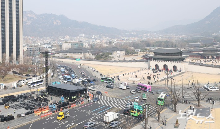 16일 서울 광화문광장에서 관계자들이 방탄소년단(BTS)의 컴백 라이브 공연 무대를 설치하고 있다.약 3년 9개월 만에 컴백하는 방탄소년단(BTS)의 공연은 오는 21일 오후 8시 광화문광장에서 'BTS 컴백 라이브: 아리랑(ARIRANG)'이라는 타이틀로 개최된다. 공연 안전관리를 위해 경찰력 6500여명이 투입되며 공연 당일 공연장 출입구에는 금속탐지기도 설치돼 관람객 대상으로 휴대물품 검색이 진행될 예정이다. 건물 출입구를 통한 우회 입장과 옥상 관람 등 이른바 