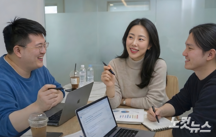 큐투컷 김하나 대표(가운데)가 직원들과 미팅을 하고 있다. 이창준 기자