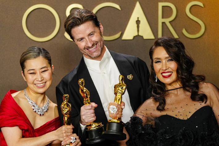 15일(현지시간) 미국 로스엔젤레스(LA) 돌비극장에서 열린 제98회 아카데미 시상식에서 매기 강(왼쪽부터) 감독과 공동 연출자 크리스 아펠한스, 제작자 미셸 웡이 수상 후 포즈를  취하고 있다. 연합뉴스