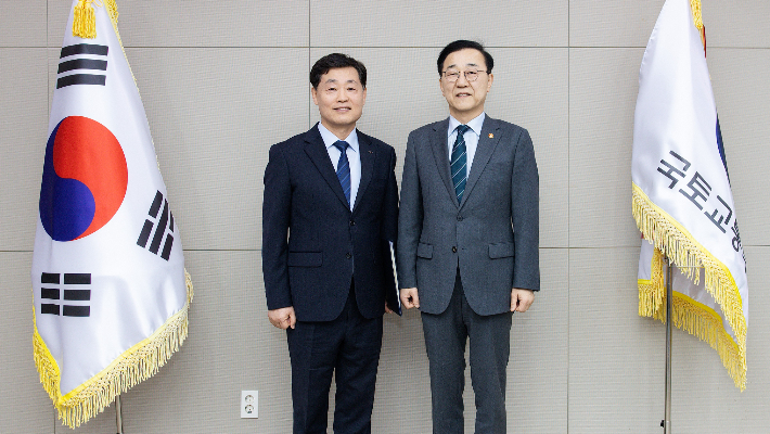 김윤덕 국토교통부장관으로부터 임명장을 받은 정왕국 (주)에스알 신임사장(왼쪽). 국토교통부 제공