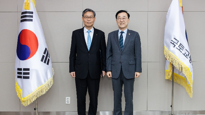 김윤덕 국토교통부장관으로부터 임명장을 받은 김태승 코레일 신임사장(왼쪽). 국토부 제공