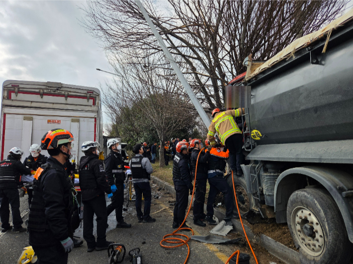 3월 16일 오전 10시 12분쯤 울산 북구 창평동의 한 도로에서 덤프트럭 등 차량 6대가 연쇄 추돌했다. 울산소방본부 제공