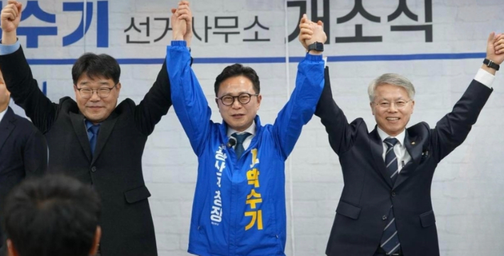 박수기 더불어민주당 광주 광산구청장 예비후보가 지난 15일 자신의 선거캠프 개소식에서 박광식 선대위원장과 민형배 의원과 기념촬영을 하고 있다. 박수기 예비후보 측 제공