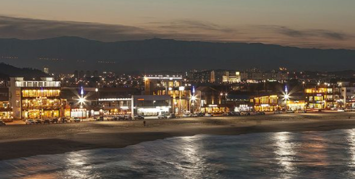 강릉커피거리 야경. 강릉관광개발공사 제공