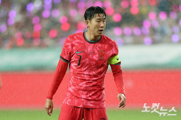 10일 서울월드컵경기장에서 열린 축구 국가대표팀 친선경기 대한민국과 브라질의 경기에서 손흥민이 볼을 바라보고 있다. 박종민 기자