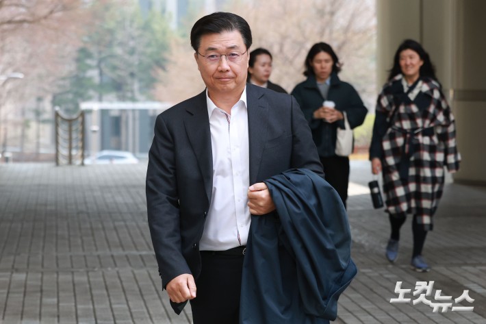 홍장원 전 국가정보원 1차장이 16일 오후 서울 서초구 서울중앙지방법원에서 열린 조태용 전 국가정보원장의 1심 공판에 증인으로 출석하고 있다.