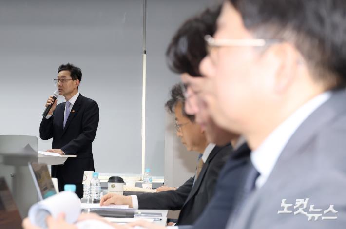 발언하는 윤창렬 단장