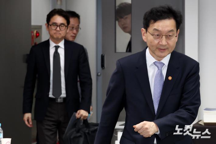 토론회 참석하는 윤창렬 국무조정실장