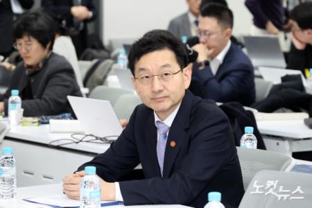 토론회 참석한 윤창렬 단장