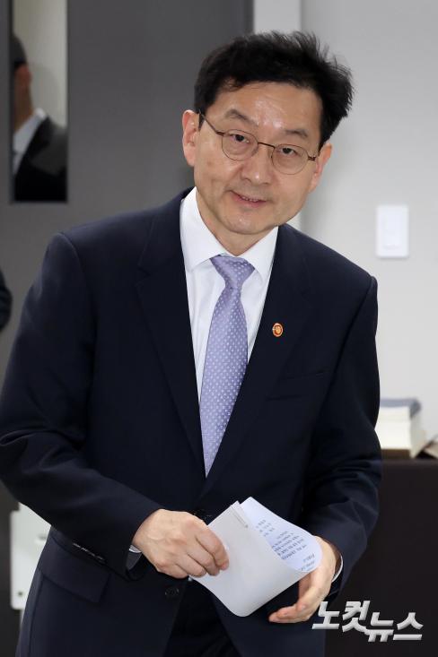 토론회 참석하는 윤창렬 국무조정실장