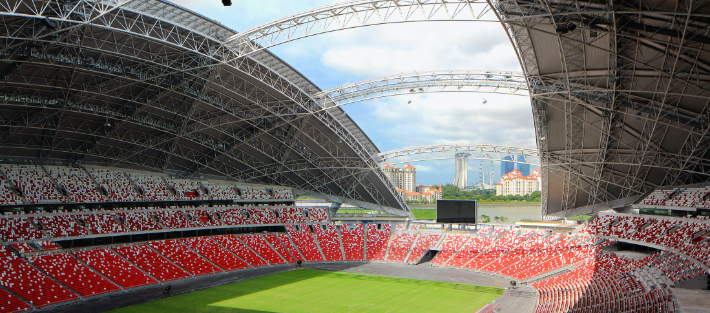 싱가포르 '내셔널 스타디움'의 높이 86m, 직경 310m에 달하는 지붕은 열고 닫을 수 있는 개폐식이어서 날씨의 영향을 받지 않고 경기나 공연 개최를 할 수 있다. 칼랑그룹(The Kallang) 제공