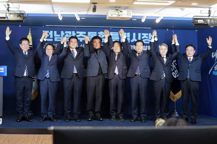 더불어민주당 중앙당 선거관리위원장인 소병훈 의원이 14일 서울 여의도 더불어민주당사에서 열린 제9회 전국동시지방선거 전남광주통합특별시장 예비경선 후보자 합동연설회에서 후보자들과 기념촬영하고 있다. 왼쪽부터 김영록·강기정·정준호 예비후보, 소 위원장,·주철현·신정훈·민형배·이병훈 예비후보. 연합뉴스