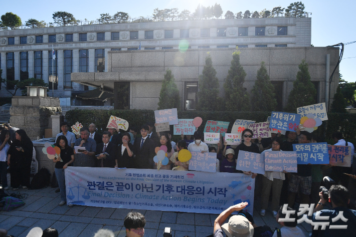 지난 2024년 8월 서울 종로구 헌법재판소 앞에서 열린 기후 헌법소원 최종선고 관련 기자회견에서 기후위기비상행동 등 시민단체 회원들이 구호를 외치고 있다. 헌법재판소는 2030년까지만 온실가스 감축량을 설정하고 있는 현행 탄소중립법 조항이 국민의 기본권을 침해해 헌법에 어긋난다며 재판관 전원일치 의견으로 탄소중립기본법 8조 1항에 헌법불합치 결정을 내렸다. 류영주 기자