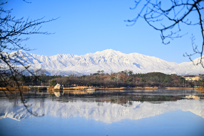 지난 4일 오전 속초 영랑호에서 바라본 설악산 설경. 속초시 제공