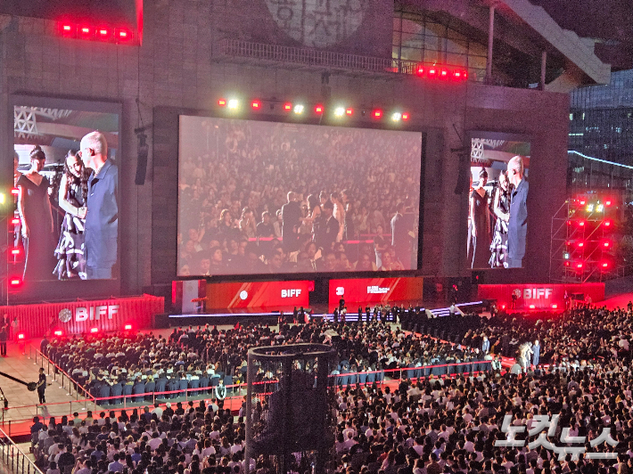 17일 부산 해운대구 영화의전당 일대에서 제30회 부산국제영화제 개막식이 진행되고 있다. 김혜민 기자 