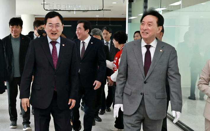 김석기(오른쪽) 국회의원과 주낙영(왼쪽) 경주시장이 문무대왕 해양역사관을 둘러보고 있다. 경주시 제공