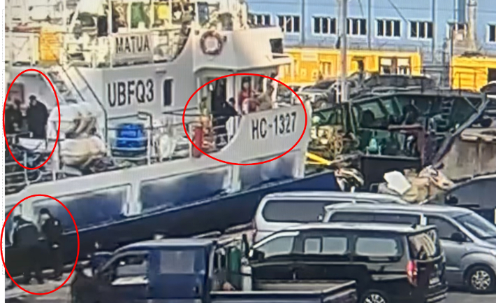 11일 오전 6시쯤 부산 감천항 해상에 기름을 유출한 러시아 원양어선 선원들이 기름이 유출된 상황을 확인하고 있다. 부산해양경찰서 제공