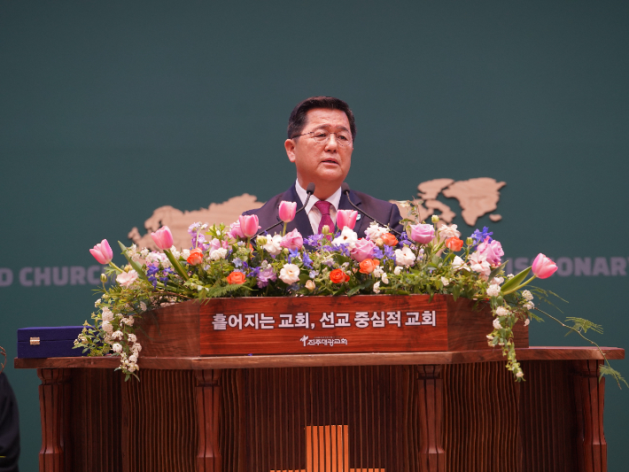 지난 15일 진주대광교회에서 열렸던 이찬우 목사 위임 감사예배에서 손병렬 목사(포항중앙교회)가 권면의 말씀을 하고 있다.  진주대광교회 미디어팀 제공 