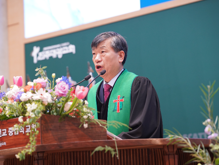 지난 15일 진주대광교회에서 열렸던 이찬우 목사 위임 감사예배에서 박용철 목사(묵곡교회)가 예배 인도를 하고 있다.  진주대광교회 미디어팀 제공 