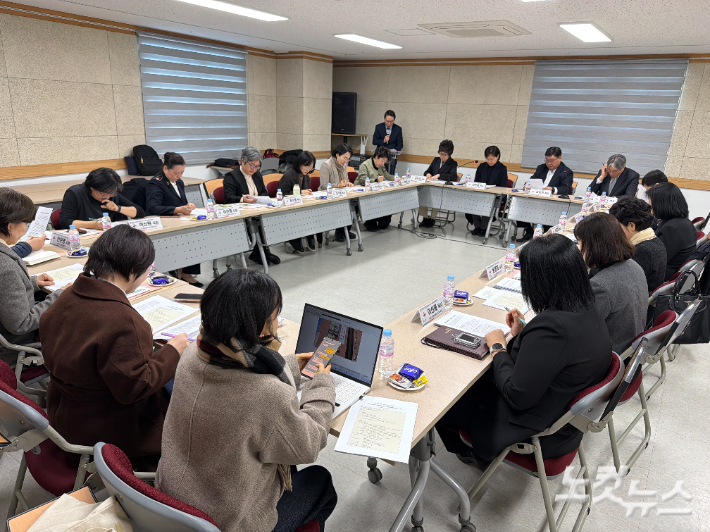 한국기독교교회협의회 여성위원회(위원장 김은정)가 지난 13일 대한예수교장로회 통합총회(총회장 정훈)를 방문해 교회 내 성폭력 예방을 위한 의견 교환에 나섰다. 이정우 영상기자
