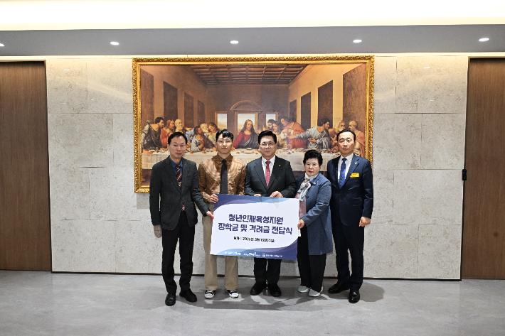 여의도순복음교회, 복지시설 떠난 청년들 '홀로서기' 지원금 전달