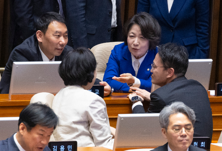 국회 법제사법위원회 위원장인 추미애 위원장(윗줄 오른쪽부터 시계방향으로), 박주민, 전현희, 김용민 의원이 12일 국회에서 열린 3월 임시국회 1차 본회의 도중 대화하고 있다. 연합뉴스