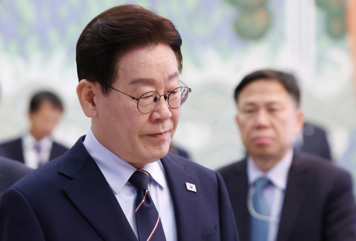 이재명 대통령이 6일 청와대에서 열린 수석보좌관회의에 입장하고 있다. 연합뉴스