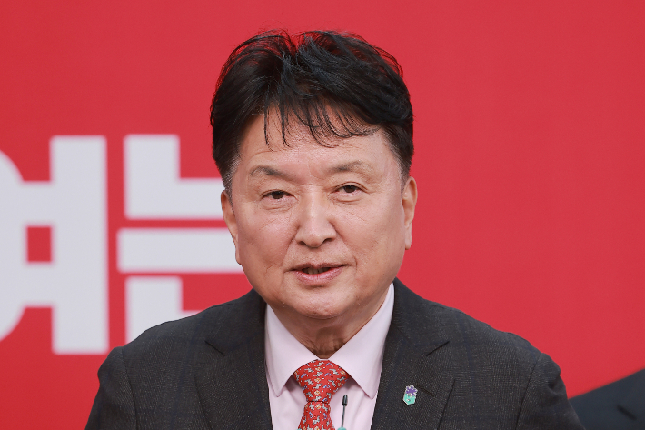 김영환 충북도지사가 지난 11일 서울 영등포구 여의도 국민의힘 중앙당사에서 열린 광역단체장 후보 면접을 마치고 취재진 질문에 답하고 있다. 연합뉴스