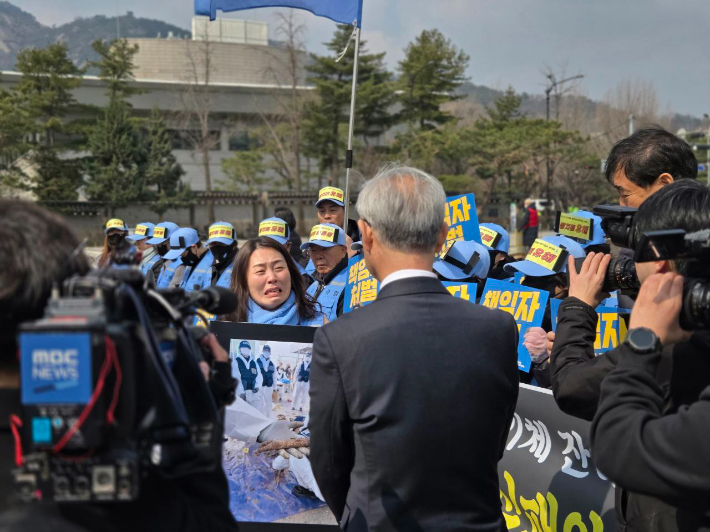 지난 9일 오전 12·29 무안공항 제주항공 여객기 참사 유가족 협의회가 청와대 분수대 광장에서 기자회견을 열고 희생자의 유해가 기체 잔해 속에 방치된 것과 관련해 정부를 규탄했다. 기자회견 이후 김유진 유가족협의회 대표가 오열하고 있다. 유가족협의회 제공