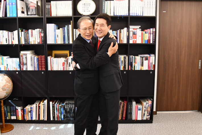 이명박 전 대통령이 이강덕 국민의힘 경북도지사 예비후보 지지를 선언하며 포옹을 하고 있다. 이강덕 예비후보 캠프 제공