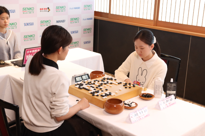 김은지 9단(사진 오른쪽) vs 후지사와 리나 7단의 대국 후 복기 장면. 한국기원 제공