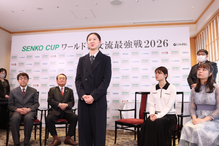 우승 소감을 말하는 김은지 9단(사진 가운데). 한국기원 제공