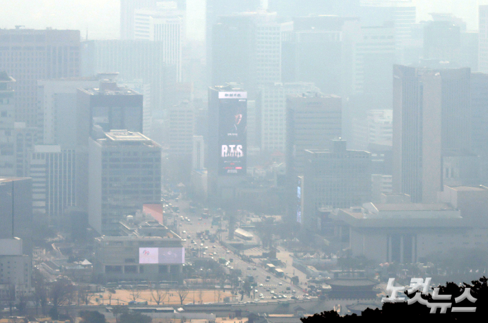 서울 지역 미세먼지와 초미세먼지 농도가 모두 나쁨 수준을 보인 16일 서울 종로구 북악팔각정에서 바라본 광화문광장이 뿌옇게 보이고 있다. 황진환 기자