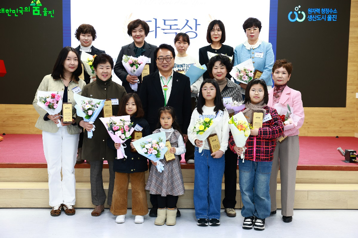 손병복 울진군수가 '올해의 책' 선포식에서 다독상을 수여한 뒤 기념촬영을 하고 있다. 울진군 제공