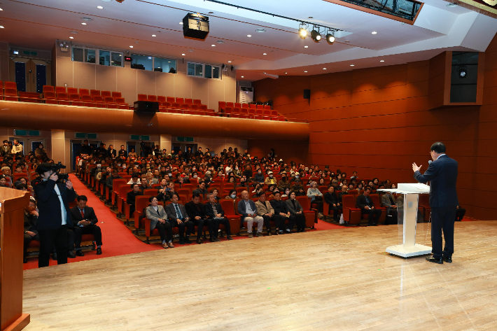 주낙영 경주시장이 'SMR 1호기 경주 유치 시민설명회'에서 SMR 유치 필요성과 경주의 미래 산업 전략에 대해 설명하고 있다. 경주시 제공
