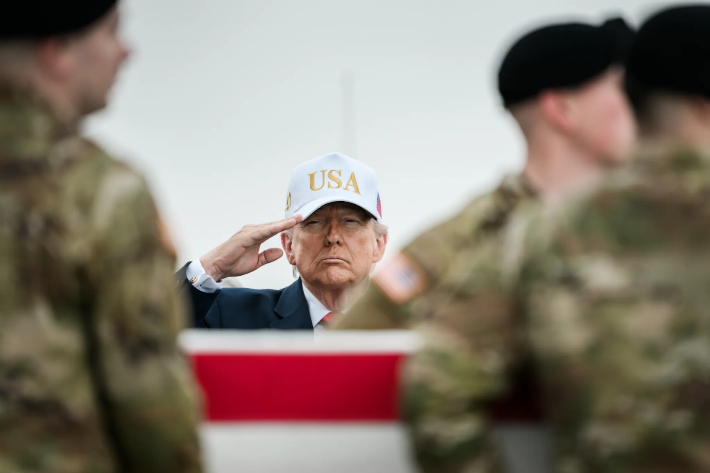 지난 3월 7일 미국 델라웨어주 도버(Dover) 공군기지에서 열린 미군 유해 귀환 행사에서 거수 경례를 하는 트럼프 미국 대통령. 미국 백악관 홈페이지 캡처