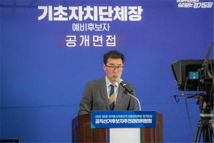 더불어민주당 권혁성 경기도당 공천관리위원장이 16일 수원시 팔당구 경기도당에서 열린 '기초단체장 예비후보 공개면접'에 앞서 공천 운영 방향과 심사 원칙에 대해 브리핑하고 있다. 더불어민주당 경기도당 제공