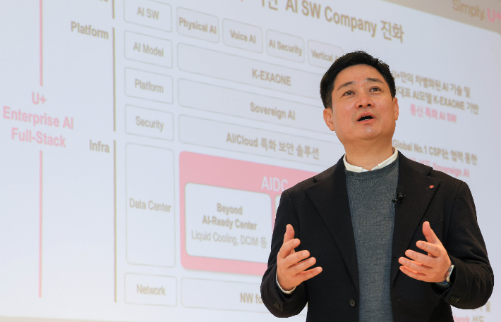 홍범식 LG유플러스 대표가 4일(현지시간) 스페인 바르셀로나 인터콘티넨탈호텔에서 열린 기자간담회에서 'AI 사업전략'에 대해 발표하고 있다. 연합뉴스