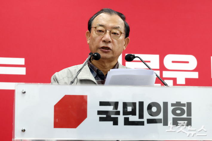 국민의힘 이정현 공천관리위원장이 16일 서울 영등포구 여의도 중앙당사에서 충북지사 공천 심사 결과를 발표하고 있다. 윤창원 기자