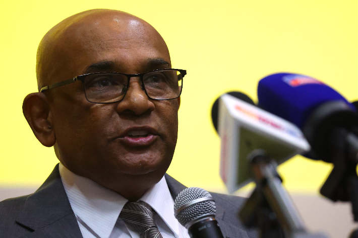 기자회견에서 발언하는 윈저 존 아시아축구연맹(AFC) 사무총장