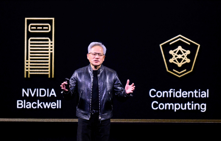 젠슨 황 엔비디아 최고경영자(CEO)가 16일(현지시간) 미국 캘리포니아주 새너제이의 SAP센터에서 연례 개발자 회의 'GTC 2026' 기조연설을 하고 있다. 연합뉴스