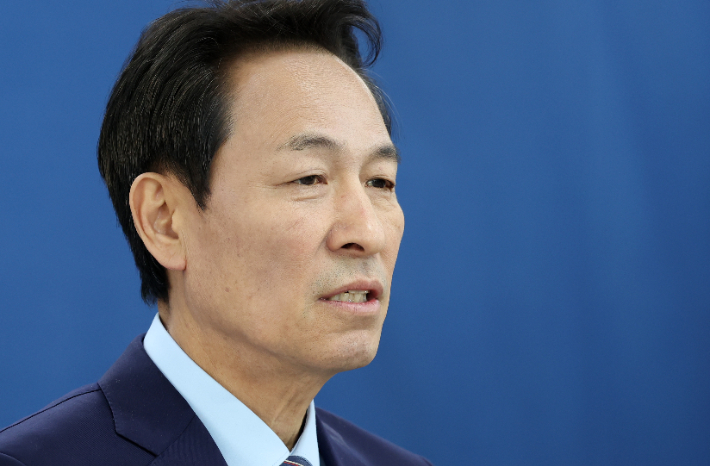 우상호 강원특별자치도지사 예비후보가 지난 15일 춘천시 더불어민주당 강원도당에서 열린 도청 신청사 관련 기자회견에서 고은리 도청사 이전에 관한 견해를 밝히고 있다. 연합뉴스 