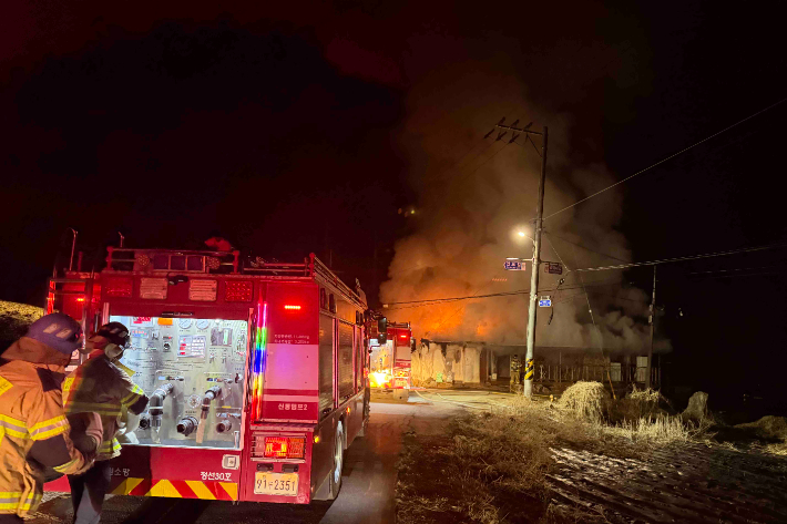 17일 오전 3시 59분쯤 강원 정선군 신동읍 덕천리 경로당 인근 단독주택에서 불이 나 1시간 10분 만에 꺼졌다. 강원소방본부 제공
