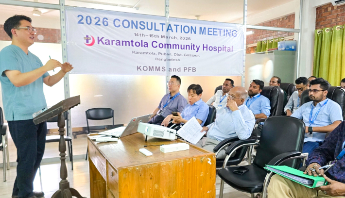 한국해외의료선교회(KOMMS) 김병선 사무총장(전주예수병원)이 방글라데시 현지 의료인들에게 의료선교 협력 방안에 대해 설명하고 있다. 예수병원 제공