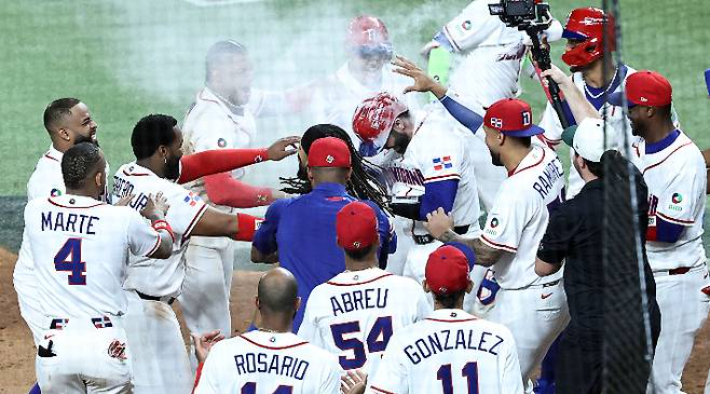 13일(현지 시각) 미국 플로리다주 마이애미 론디포파크에서 열린 월드베이스볼클래식(WBC) 대한민국과 도미니카공화국의 8강전. 7회말 2사 1, 3루 도미니카 웰스가 3점 홈런을 치고 홈에서 동료 선수들의 축하를 받고 있다. 연합뉴스