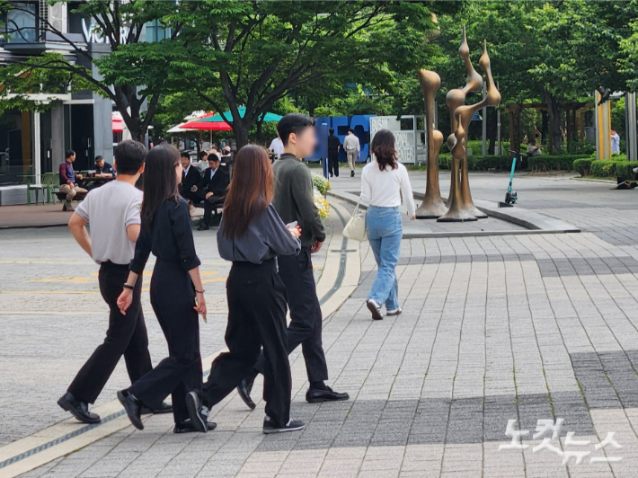 부산의 공기업들이 밀집해있는 부산국제금융센터(BIFC) 인근에서 시민들이 걷고 있다. 정혜린 기자 