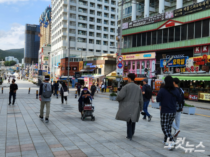 부산 해운대구 구남로 거리 일대에 시민들이 걸어가고 있다. 정혜린 기자