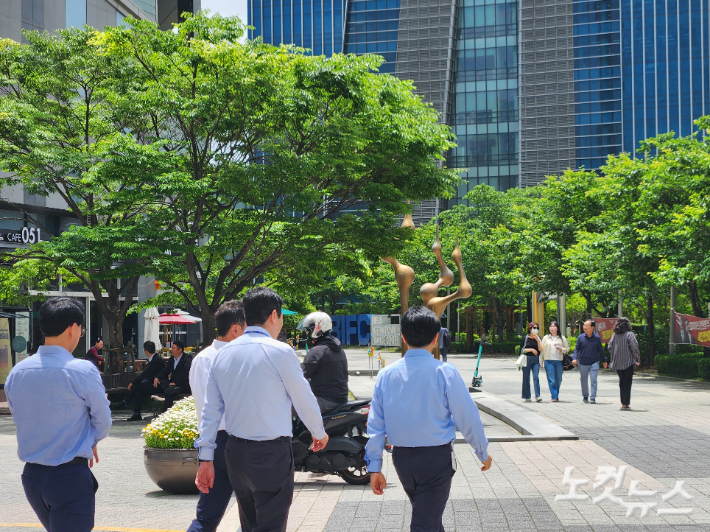 부산국제금융센터(BIFC) 인근에서 시민들이 걷고 있다. 정혜린 기자