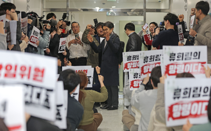 지난 12일 제1차 방송미디어통신심의위원회 정기회의가 열리는 서울 목동 방송회관 회의실 앞에서 김우석 위원이 자신의 임명을 반대하는 언론노조 방미심위지부 조합원들을 향해 인사를 하고 있다. 연합뉴스